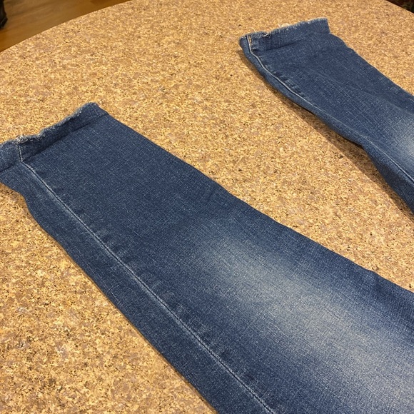 Gap Girlfriend Distressed Blue Jean Cropped Pants Unfinished Cuffs 26/2P Midrise - Picture 9 of 17